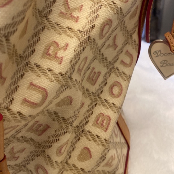 Dooney and Bourke classic hobo bag. Like new - Picture 6 of 6